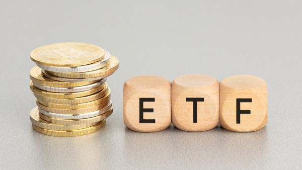 Scritta ETF con monete d'oro, investire in ETF